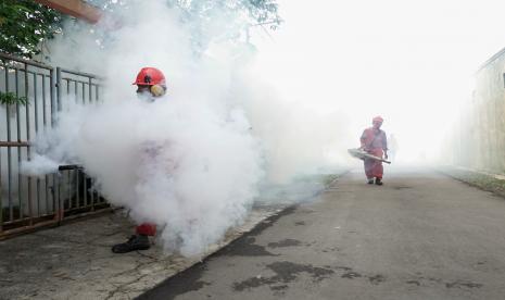 Petugas melakukan pengasapan di lingkungan warga untuk mengantisipasi wabah demam berdarah dan chikungunya di Kelurahan Sumampir, Purwokerto, Banyumas, Jawa Tengah, Rabu (2/6/2021). Dinas Kesehatan Kabupaten Banyumas mencatat, hingga bulan Mei 2021, tercatat 54 orang terpapar demam berdarah dan dua diantaranya meninggal dunia serta seribuan warga diduga menderita chikungunya.