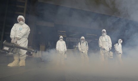 Petugas melakukan pengasapan di Stasiun Kereta Bawah Tanah Wangsimni di Seoul, 11 Juni 2015.