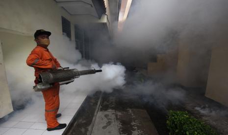 Petugas melakukan pengasapan (fogging) di Asrama Haji Embarkasi Surabaya (AHES), Surabaya, Jawa Timur, Jumat (27/5/2022). Pengasapan di seluruh ruangan AHES itu untuk memastikan lokasi yang akan ditempati oleh jemaah calon haji bebas dari nyamuk yang menyebarkan wabah penyakit. Kemenag: Jamaah Masuk Asrama Haji Sudah Tes PCR