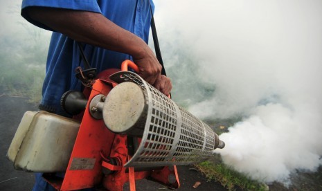 Petugas melakukan pengasapan (fogging) di Kelurahan Margadana wilayah pantura, Tegal, Jawa Tengah, Rabu (10/2).