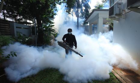 Petugas melakukan pengasapan (fogging) untuk memberantas nyamuk Aedes Aegypti penyebab demam berdarah dengue di permukiman warga di kawasan Puri Mutiara Raya, Cilandak Barat, Jakarta, Selasa (22/2/2022). Kasus demam berdarah dengue (DBD) paling sering terjadi pada usia anak dan remaja.