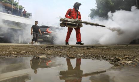 Petugas melakukan pengasapan (fogging) di permukiman warga untuk memberantas nyamuk Aedes Aegypti guna mencegah penyakit Demam Berdarah Dengue (DBD) - ilustrasi