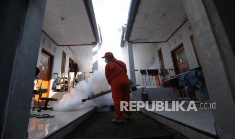 Petugas melakukan pengasapan (fogging) rumah kos untuk mengantisipasi berkembangnya nyamuk demam berdarah (ilustrasi)