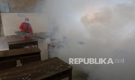 Petugas melakukan pengasapan (fogging) SDN Pabean udik 3 di Indramayu, Jawa Barat, Senin (7/2/2022). Pengasapan yang dilakukan di lingkungan sekolah itu bertujuan sebagai langkah memutus mata rantai perkembangbiakan nyamuk penyebar virus penyakit Demam Berdarah Dengue (DBD) dan Chikungunya saat musim hujan. 