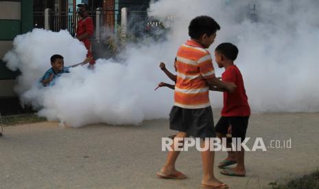 Petugas melakukan pengasapan (fogging) untuk memutus siklus hidup nyamuk aedes aegypti di salah satu kompleks perumahan di Kelurahan Lepolepo, Kendari, Sulawesi Tenggara, Selasa (6/10/2020). Pengasapan itu untuk mencegah meluasnya wabah penyakit Demam Berdarah Dengue (DBD) serta memutus siklus hidup nyamuk aedes aegepty.