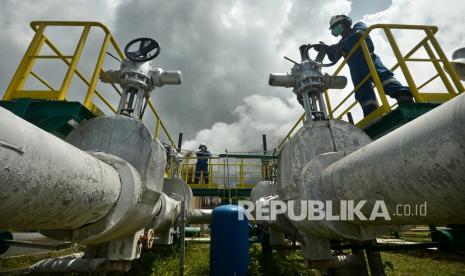 Petugas melakukan pengawasan pipa bertekanan tinggi di area sumur panas bumi situs PLTP Lahendong Unit 5-6, Tompaso, Minahasa, Sulawesi Utara, Jumat (30/7/2021). 