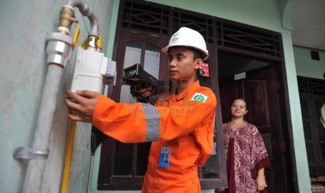 Petugas melakukan pengecekan gas meter jaringan gas rumah tangga Perusahaan Gas Negara (PGN) di kawasan Perumnas Klender, Jakarta, Selasa (25/3).