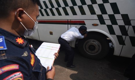 Petugas melakukan pengecekan kelayakan bus di Terminal Kampung Rambutan, Jakarta Timur, Jum'at (17/5/2019).