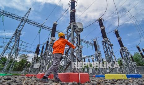 Petugas melakukan pengecekan kelistrikan di Gardu Induk Kuta di salah satu Kawasan Ekonomi Khusus (KEK).