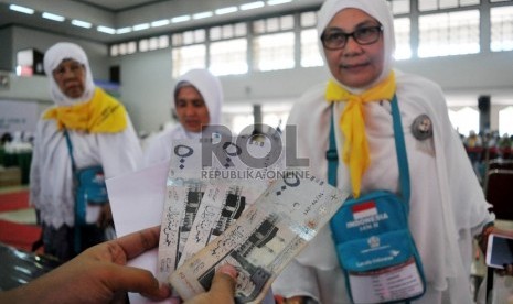 Petugas melakukan pengecekan kembali Living Cost atau uang saku jamaah haji yang dibagikan kepada calon Jamaah Haji di Asrama Haji Pondok Gede, Jakarta, Rabu (26/8).  (Republika/Rakhmawaty La