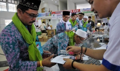  Kemenag Wacanakan Pemangkasan Uang Saku Jamaah Haji. Foto:  Petugas melakukan pengecekan kembali Living Cost yang dibagikan kepada calon Jamaah Haji di Asrama Haji Pondok Gede, Jakarta, Rabu (26/8). (Republika/Rakhmawaty La