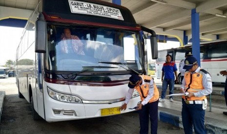 (ILUSTRASI) Pemeriksaan kelaikan bus di Terminal Guntur, Kabupaten Garut, Jawa Barat.