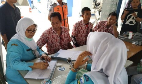 Petugas melakukan pengecekan kendaraan dan kesehatan sopir angkutan di Terminal Guntur, Kabupaten Garut, Kamis (19/12).