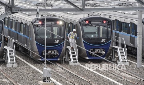 Petugas melakukan pengecekan kereta Mass Rapid Transit (MRT) di Stasiun Lebak Bulus, Jakarta, Kamis (17/1/2019).