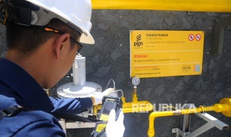  Petugas melakukan pengecekan Meter Regulating Station (MRS) PT Perusahaan Gas Negara (Persero) Tbk (PGN) di Jakarta, Kamis (6/4)