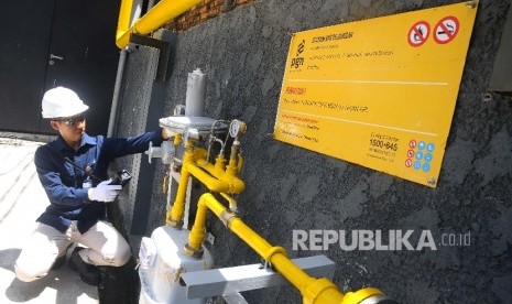 Petugas melakukan pengecekan Meter Regulating Station (MRS) PT Perusahaan Gas Negara (Persero) Tbk (PGN) di Jakarta, Kamis (6/4).