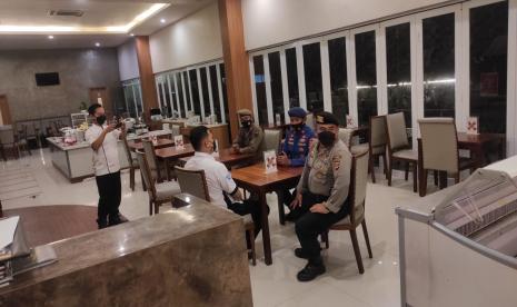 Petugas melakukan pengecekan penerapan prokes di hotel kawasan Pantai Pangandaran, Sabtu (27/11)