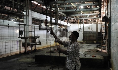 Petugas melakukan pengecekan rutin di Rumah Potong Hewan (RPH) Cakung, Jakarta Timur, Jumat (18/9). 