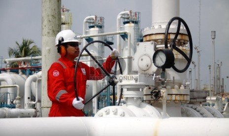 Petugas melakukan pengecekan saluran pipa Stasiun Kompresor Gas (SKG) PT Pertamina Gas Area Jawa Bagian Barat (JBB) Distrik Cilamaya, Karawang, Jabar.