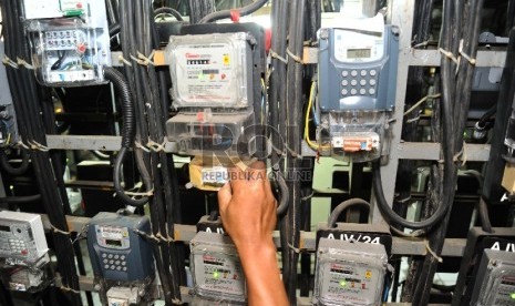 Petugas melakukan pengecekkan Kwh meter listrik di rumah susun, Jakarta, Senin (30/11).  (Republika/Tahta Aidilla)