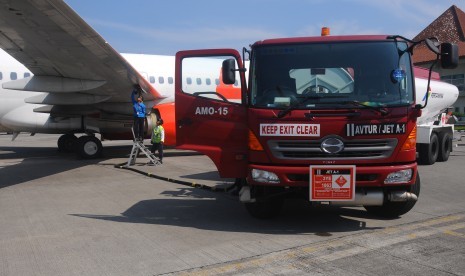 Petugas melakukan pengisian bahan bakar avtur pada salah satu pesawat komersial di Apron Bandara Adi Soemarmo, Boyolali, Jawa Tengah, Senin (12/6).