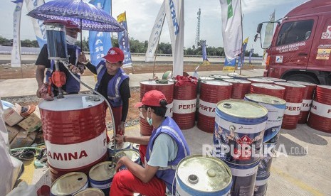 Petugas melakukan pengisian bahan bakar di KiosK Pertamax Rest Area KM 420 di Kendal, Jawa Tengah, Rabu (13/6).