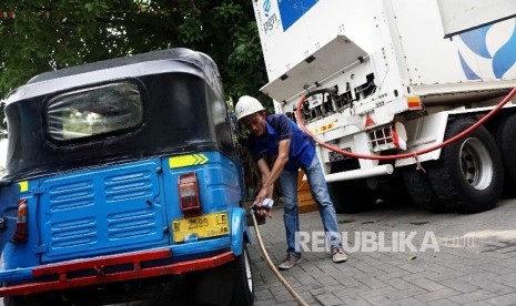 Petugas melakukan pengisian BBG ke kendaraan umum di Mobile Refueling Unit (MRU) SPBG Monas, Jakarta, Ahad (20/8). 