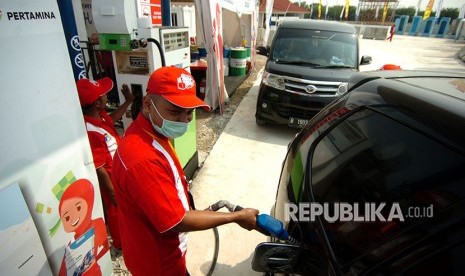 Petugas melakukan pengisian BBM kendaraan pemudik di kios SPBU darurat jalan tol fungsional Pejagan-Pemalang rest area Cacaban, Kabupaten Tegal, Jawa Tengah, Jumat (8/6).