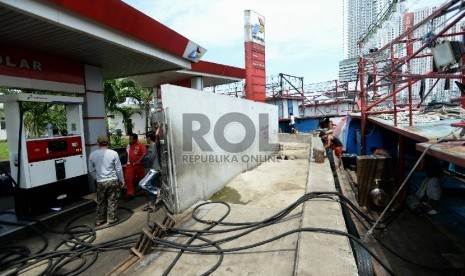 Petugas melakukan pengisian solar kapal nelayan di Pelabuhan Muara Angke, Jakarta, Jumat (6/2).(Republika/Prayogi)