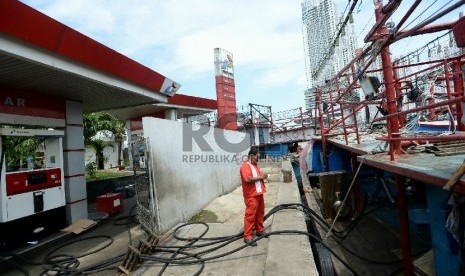 Petugas melakukan pengisian solar kapal nelayan di Pelabuhan Muara Angke, Jakarta, Jumat (6/2).(Republika/Prayogi)