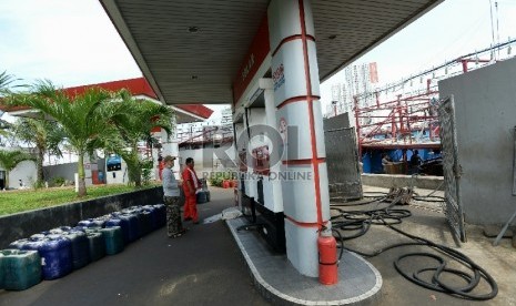 Petugas melakukan pengisian solar kapal nelayan di Pelabuhan Muara Angke, Jakarta, Jumat (6/2).(Republika/Prayogi)