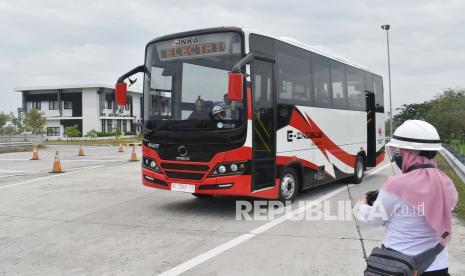 Petugas melakukan pengujian prototipe bus listrik medium buatan PT INKA di Madiun, Jawa Timur, Senin (19/10/2020). Provinsi Bali mendapat prioritas dari pemerintah pusat untuk uji coba penggunaan bus listrik sebagai salah satu transportasi umum ramah lingkungan.