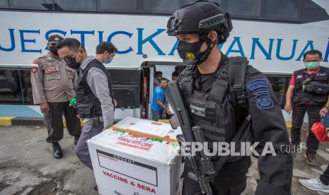 Petugas melakukan penjagaan saat kedatangan vaksin Moderna tiba di Kota Tahuna, Kabupaten Kepulauan Sangihe, Sulawesi Utara, Senin (23/8/2021). Sebanyak 100 vial vaksin Moderna tiba di Kota Tahuna melalui transportasi laut untuk memenuhi kebutuhan vaksinasi COVID-19 di daerah kepulauan tersebut.