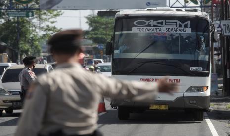 Petugas melakukan penyekatan di perbatasan Jateng-Daerah Istimewa Yogyakarta (DIY), Tempel, Sleman, DIY, Selasa ( 5/7/2021). Petugas gabungan Polda DIY dan Dishub membatasi mobilitas masyarakat dengan penyekatan di pintu masuk DIY selama penerapan PPKM Darurat Jawa-Bali untuk menekan penyebaran COVID-19. 