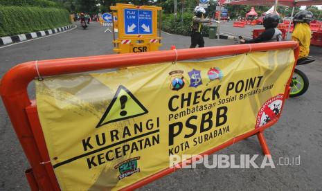 Petugas melakukan penyekatan di pos pemeriksaan Bundaran Waru, Surabaya, Jawa Timur, Senin (25/5/2020). Pada hari terakhir pelaksanaan PSBB tahap kedua Surabaya yang bertepatan dengan hari kedua Idul Fitri 1441 H, petugas gabungan meminta sejumlah pengendara yang akan masuk Kota Surabaya untuk berputar balik disebabkan tidak mengenakan masker, melebihi jumlah 50 persen kapasitas penumpang kendaraan bermotor dan tidak mempunyai urusan penting atau mendesak.