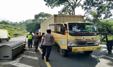 Petugas melakukan penyekatan pemudik di Jalur Gentong, Kecamatan Kadipaten, Kabupaten Tasikmalaya, Kamis (6/5).