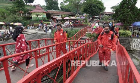 Petugas melakukan penyemprotan cairan disinfektan di lokawista Baturraden, Banyumas, Jateng, Ahad (16/5/2021). Objek wisata di Kabupaten Banyumas masih tetap dibuka.