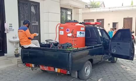 Petugas melakukan penyemprotan disinfektan di dua kantor dinas di Cilegon, Banten.