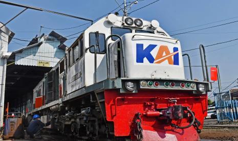 PT Kereta Api Indonesia (KAI) Daerah Operasi (Daop) 7 Madiun mempercepat waktu tempuh empat perjalanan kereta api jarak jauh mulai keberangkatan Rabu (28/9/2022).    Tampak petugas melakukan perawatan lokomotif di Dipo Lokomotif di kawasan Stasiun Kereta Api (KA) Madiun, Jawa Timur. 