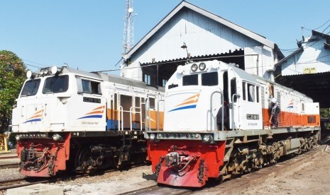 Petugas melakukan perawatan lokomotif di Dipo Lokomotif Stasiun Kereta Api (KA) Madiun, Jawa Timur, Kamis (23/5/2019). 