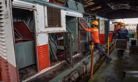 Petugas melakukan perawatan lokomotif kereta api di Depo Lokomotif Semarang Poncol, Semarang, Jawa Tengah, Rabu (20/4/2022). Perawatan secara intensif seluruh lokomotif yang dioperasikan PT KAI DAOP 4 Semarang itu sebagai upaya kesiapan serta untuk menjamin keselamatan perjalanan kereta api pada masa angkutan Lebaran. 