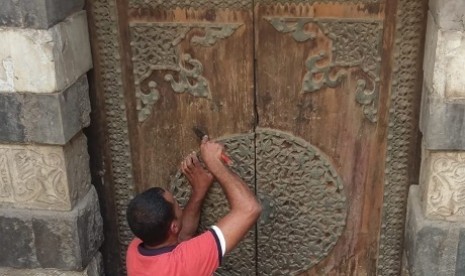 Petugas melakukan perawatan ornamen Masjid al-Kady Abdel-Baset yang sempat dicuri. 