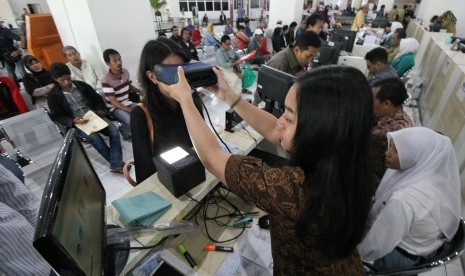 Petugas melakukan perekaman retina warga yang mengurus KTP elektronik (ilustrasi)