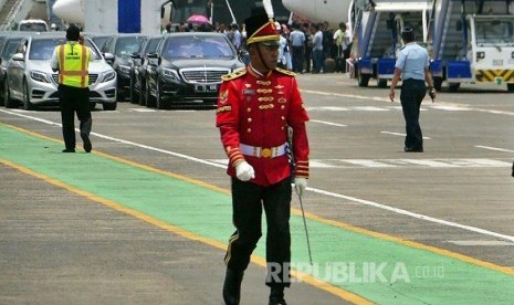  Petugas melakukan persiapan penyambutan Raja Salam bin Abdulaziz di Bandara Halim Perdanakusuma, Jakarta, Rabu (1/3).