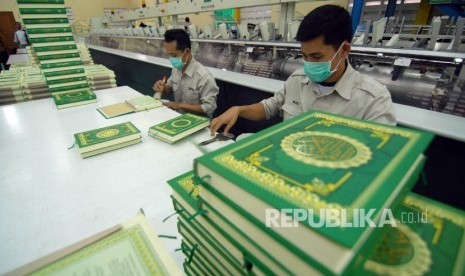 Suasana proses pencetakan Alquran di Unit Percetakan Alquran (UPQ) Ciawi, Bogor, Jawa Barat.(ilustrasi).