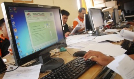 Petugas melakukan proses pemindaian dan input data formulir model C1  (ilustrasi)