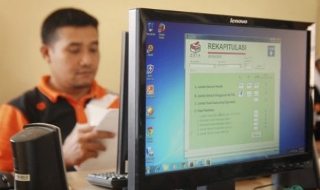 Petugas melakukan proses pemindaian dan input data formulir model C1 yang digunakan oleh petugas di setiap tempat pemungutan suara (TPS) sebagai media pencatatan jumlah pemilih berdasarkan daftar pemilih tetap (DPT) 