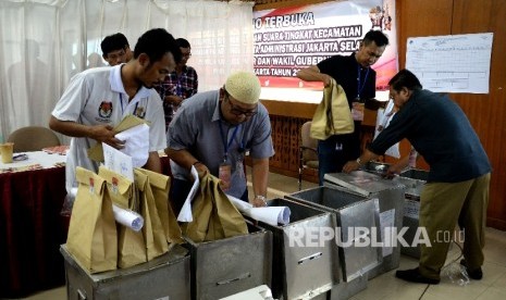 Petugas melakukan proses rekapitulasi penghitungan surat suara Pilkada DKI Jakarta tingkat kecamatan di Kantor Kecamatan Pasar Minggu, Jakarta, Kamis (16/2).