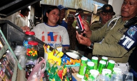 Petugas melakukan razia cukai rokok ilegal di sejumlah warung Tegal, Jateng, Selasa (17/2).