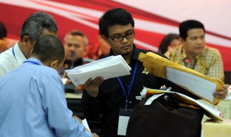 Petugas melakukan rekapitulasi suara Pemilihan Presiden dan Wakil Presiden (Pilpres) 2014-2019 untuk TPS luar negeri (TPSLN) di Gedung KPU Pusat, Jakarta, Kamis (17/7)